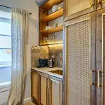 Brattia, Adults Only Postira