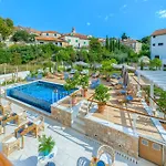 Brattia, Adults Only Postira