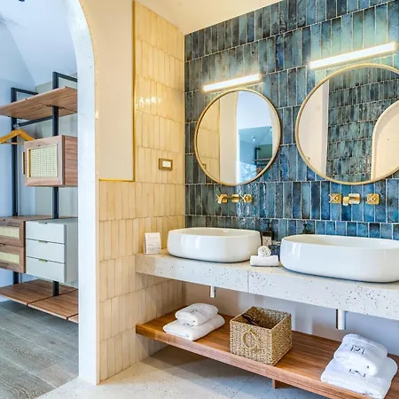 Brattia, Adults Only 4* Postira