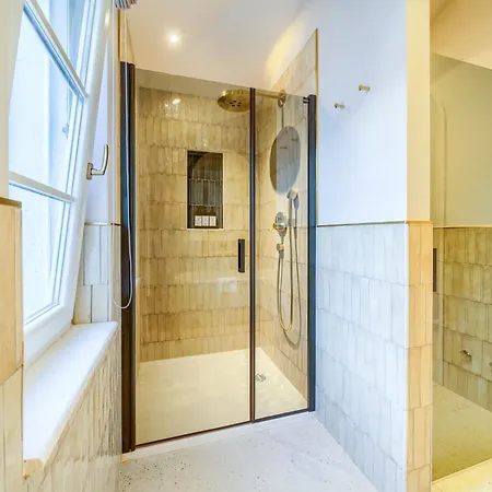 Brattia, Adults Only Postira