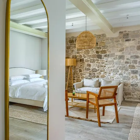 Brattia, Adults Only 4* Postira