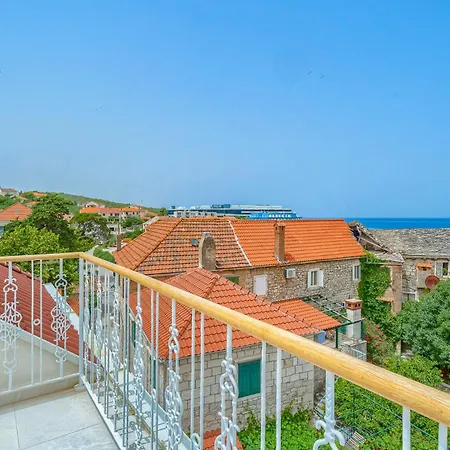 Brattia, Adults Only Hotel