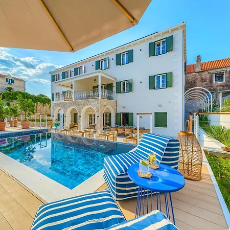 Brattia, Adults Only 4* Postira
